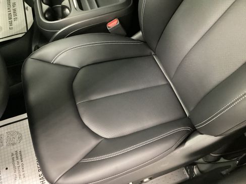 New 2027 Chrysler Pacifica Select AWD/4WD image 17
