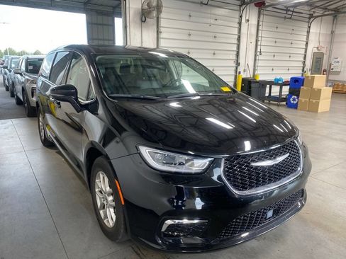 Used 2024 Chrysler Pacifica Touring-L FWD image 1