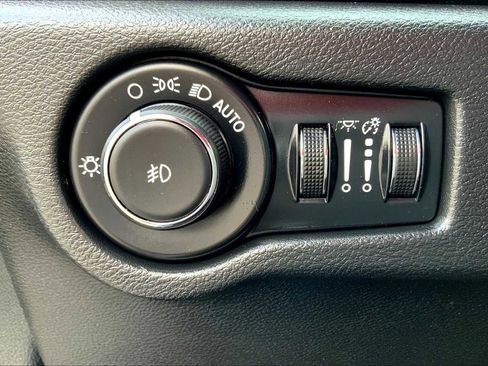 Used 2019 Chrysler Pacifica Limited w/ Advanced Safetytec Group FWD image 32