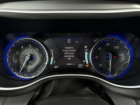 Used 2023 Chrysler Pacifica Touring-L FWD image 17