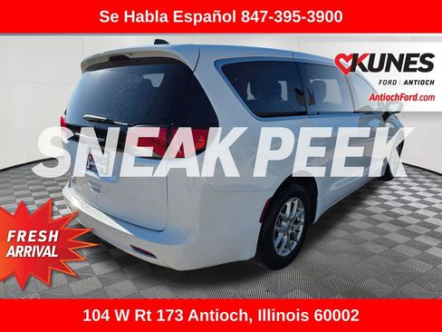 Used 2023 Chrysler Voyager LX FWD image 9