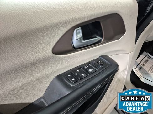 Used 2022 Chrysler Voyager LX FWD image 14