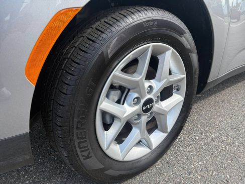 Used 2025 Kia Soul LX w/ LX Technology Package FWD image 28
