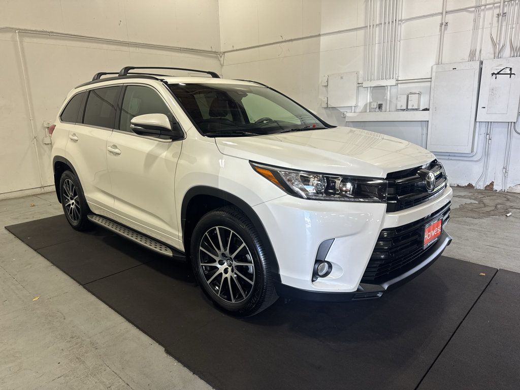 Used 2017 Toyota Highlander SE FWD image 1