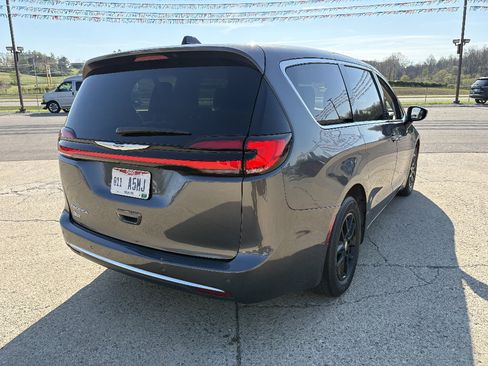Used 2023 Chrysler Pacifica Touring-L FWD image 5
