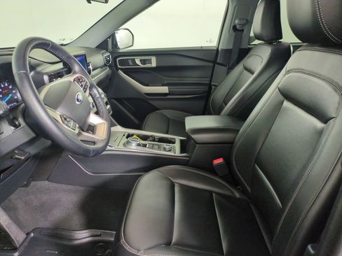Used 2022 Ford Explorer XLT w/ Equipment Group 202A AWD/4WD image 9