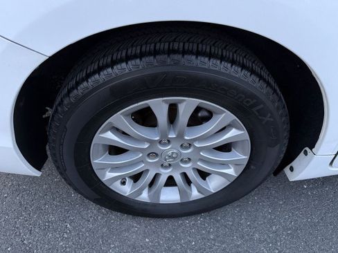 Used 2013 Toyota Sienna XLE image 30