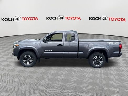 Used 2018 Toyota Tacoma TRD Sport AWD/4WD image 4