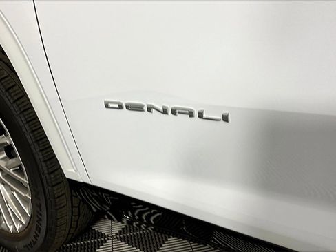 New 2026 GMC Acadia Denali w/ Super Cruise Package image 9