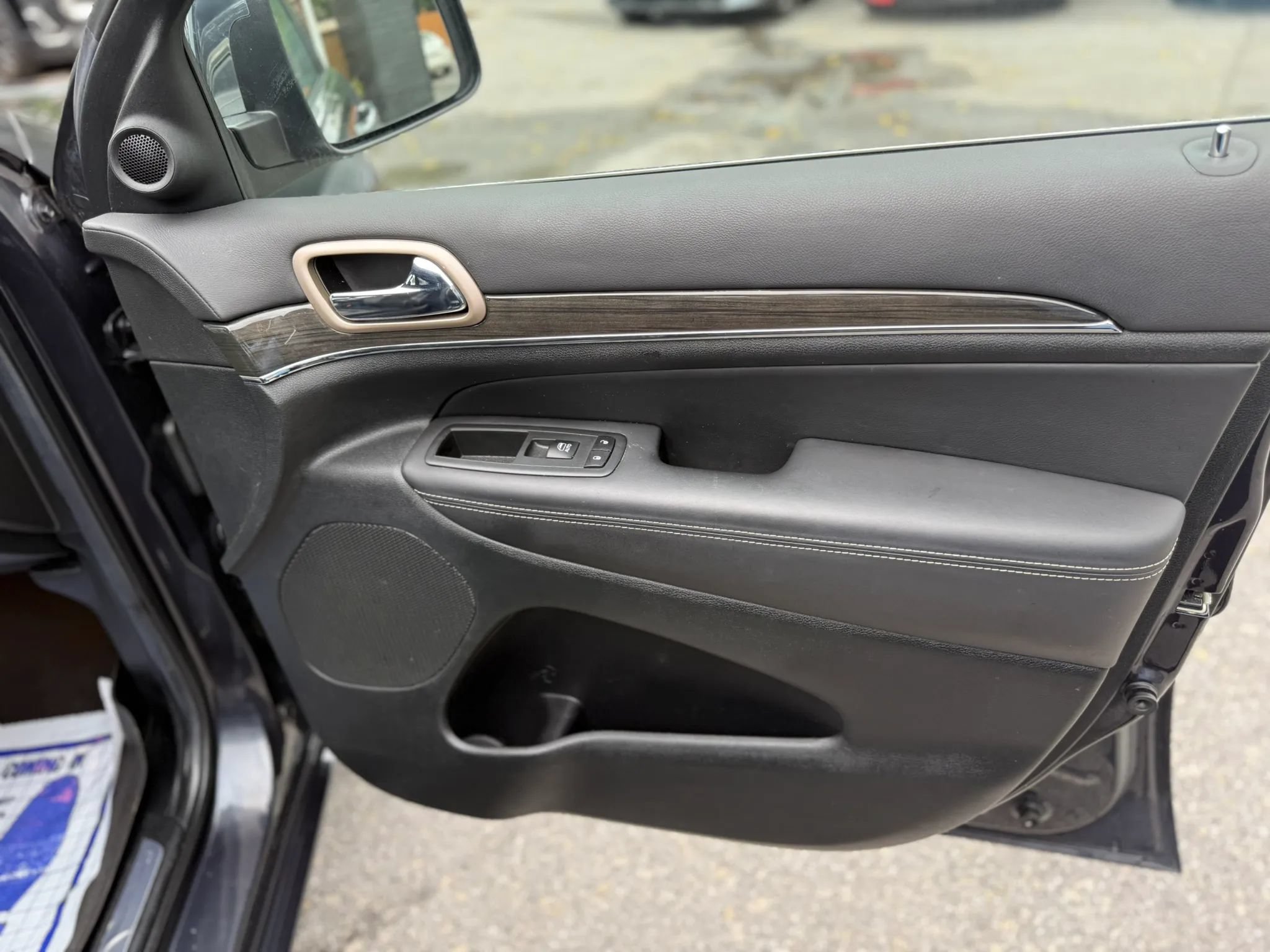 Used 2014 Jeep Grand Cherokee Overland AWD/4WD image 29