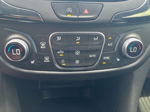 Used 2022 Chevrolet Equinox RS w/ RS Leather Package FWD image 27