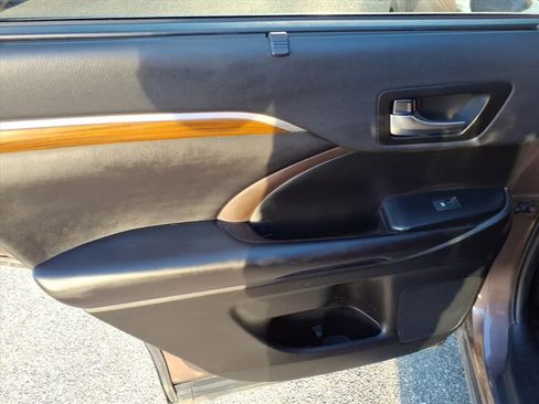 Used 2019 Toyota Highlander Limited Platinum image 21
