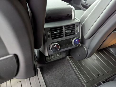 New 2025 Land Rover Discovery Dynamic SE image 13