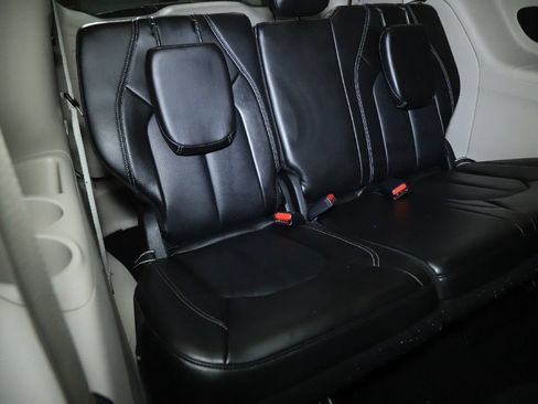 Used 2024 Chrysler Pacifica Limited FWD image 32