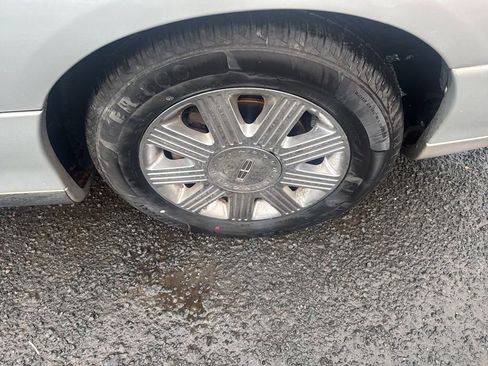 Used 2005 Lincoln Town Car Signature Limited image 25