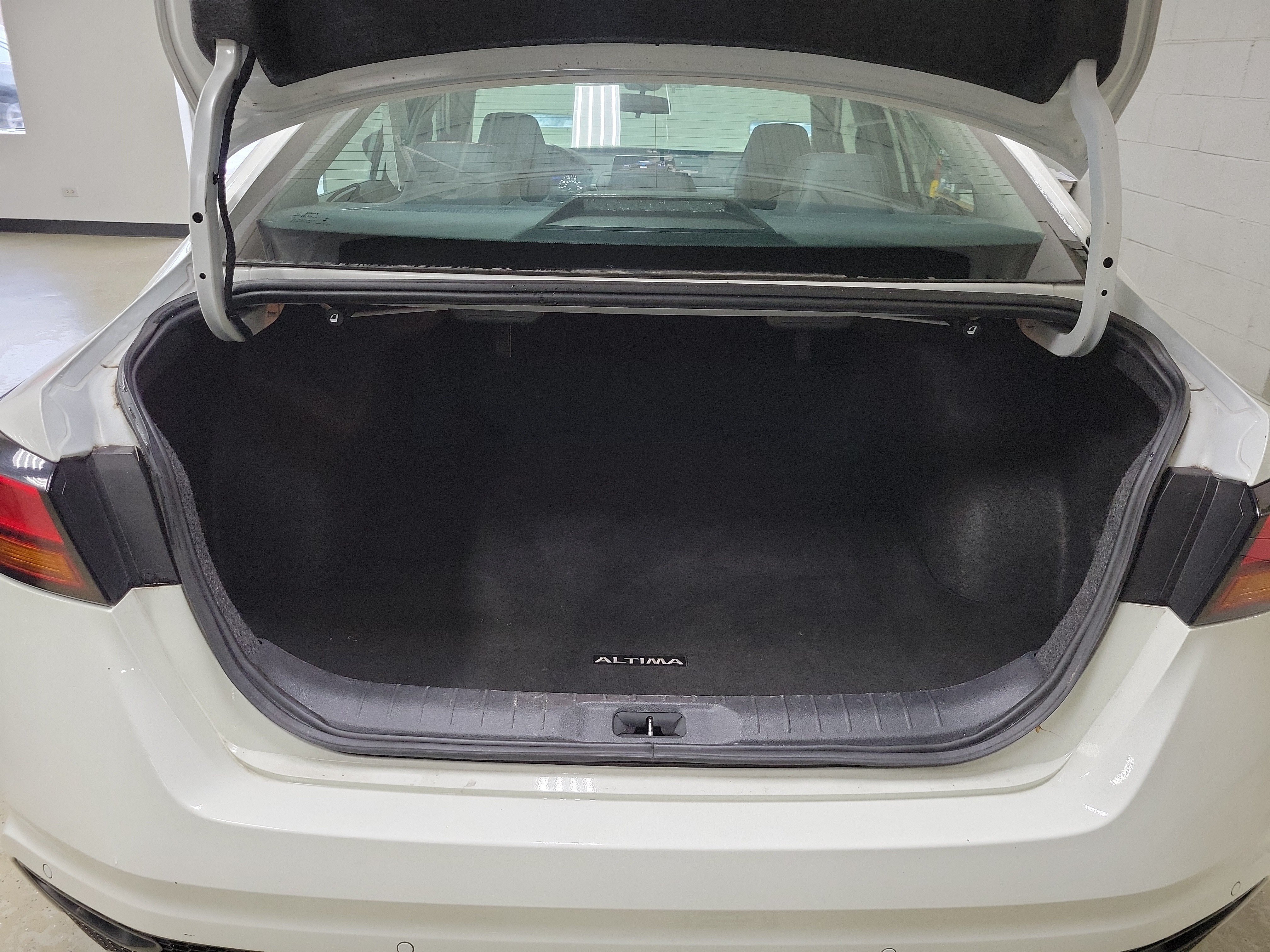 Used 2024 Nissan Altima 2.5 SR FWD image 9