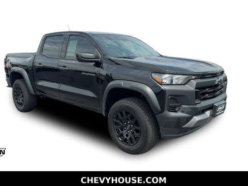 Used 2023 Chevrolet Colorado Trail Boss w/ Technology Package AWD/4WD image 17