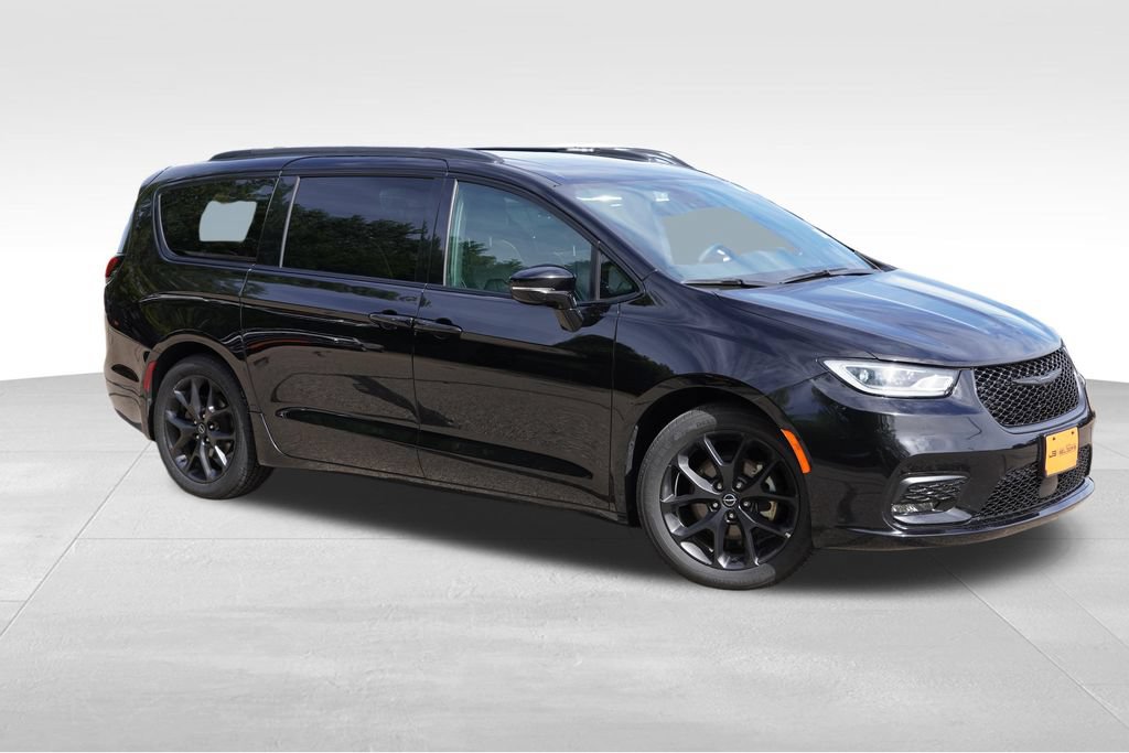 Used 2025 Chrysler Pacifica Limited FWD image 2