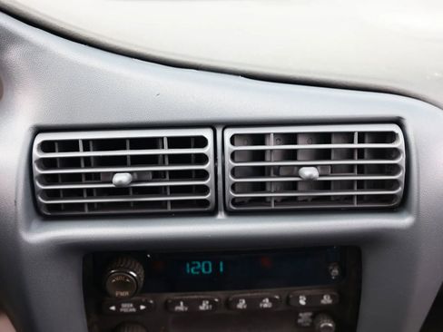 Used 2005 Chevrolet Cavalier Sedan w/ Preferred Equipment Group FWD image 32