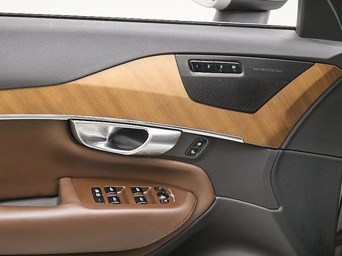 Used 2023 Volvo XC90 B6 Plus w/ Protection Package Premier image 11