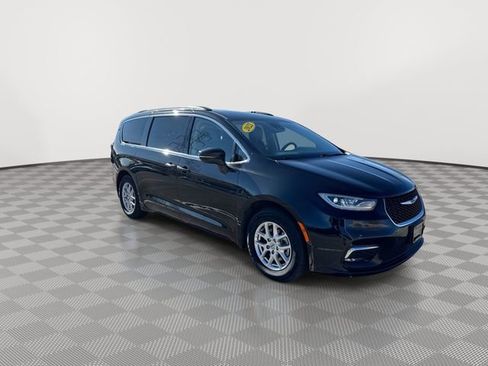 Used 2022 Chrysler Pacifica Touring-L image 2