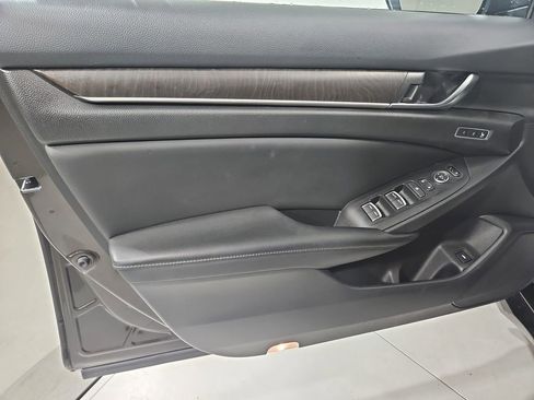 Used 2018 Honda Accord Touring image 10