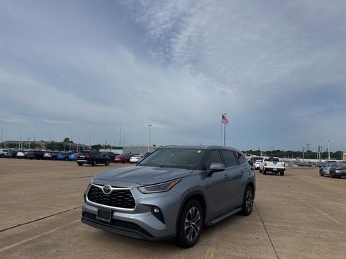 Used 2021 Toyota Highlander XLE FWD image 8