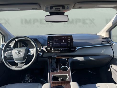 Used 2024 Toyota Sienna XLE image 14