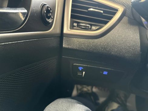 Used 2016 Hyundai Veloster FWD image 25
