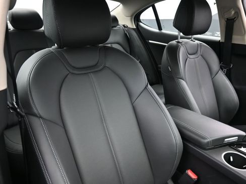 Used 2023 Genesis G70 2.0T image 29