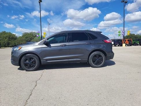 Used 2020 Ford Edge SE image 2