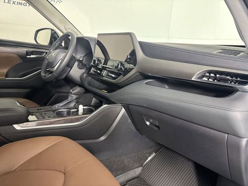 Used 2025 Toyota Highlander XLE image 33
