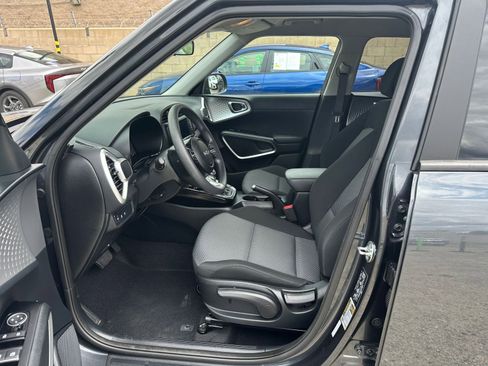 Used 2025 Kia Soul LX w/ LX Technology Package FWD image 24