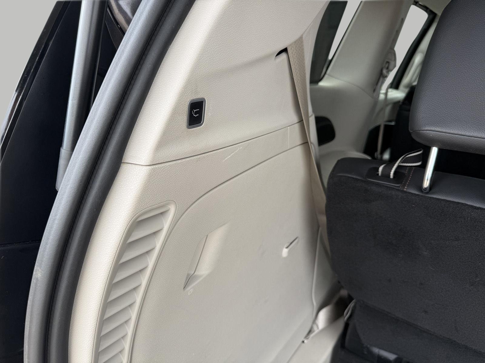 Used 2017 Chrysler Pacifica Touring-L w/ Tire & Wheel Group FWD image 18