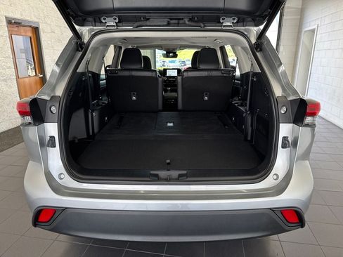 Used 2023 Toyota Highlander XLE AWD/4WD image 10