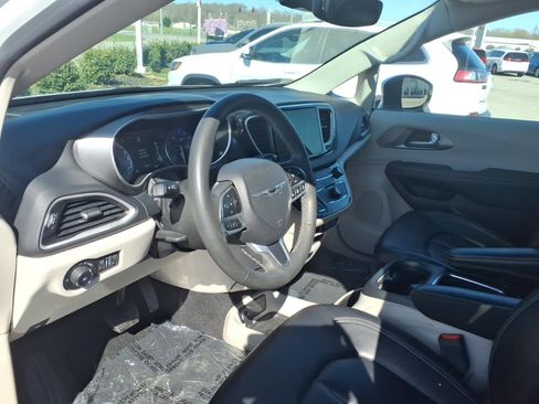 Used 2023 Chrysler Pacifica Touring-L image 7