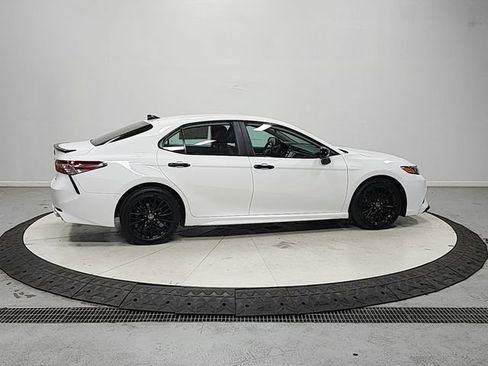 Used 2020 Toyota Camry SE FWD image 8