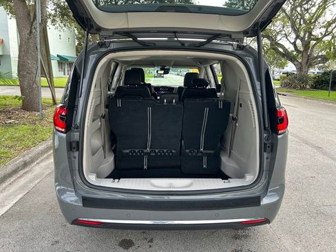 Used 2022 Chrysler Pacifica Touring-L image 44