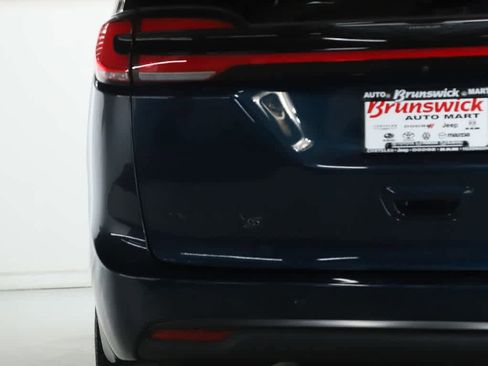 Used 2023 Chrysler Pacifica Touring-L w/ Uconnect Theater Family Group AWD/4WD image 45