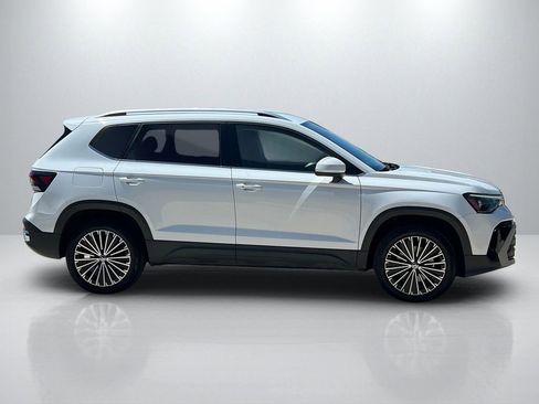 Used 2025 Volkswagen Taos SE FWD image 4