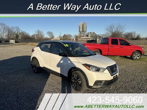 Used 2018 Nissan Kicks SV image 2