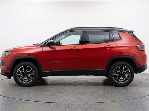 Used 2025 Jeep Compass Trailhawk image 5