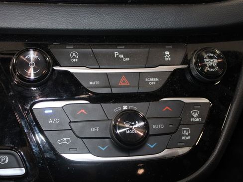 Used 2018 Chrysler Pacifica Touring-L w/ Premium Audio Group FWD image 30