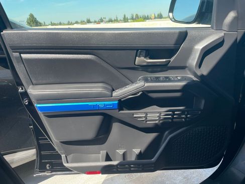 Used 2025 Toyota Tacoma TRD Off-Road image 18