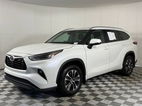 Used 2021 Toyota Highlander XLE AWD/4WD image 2