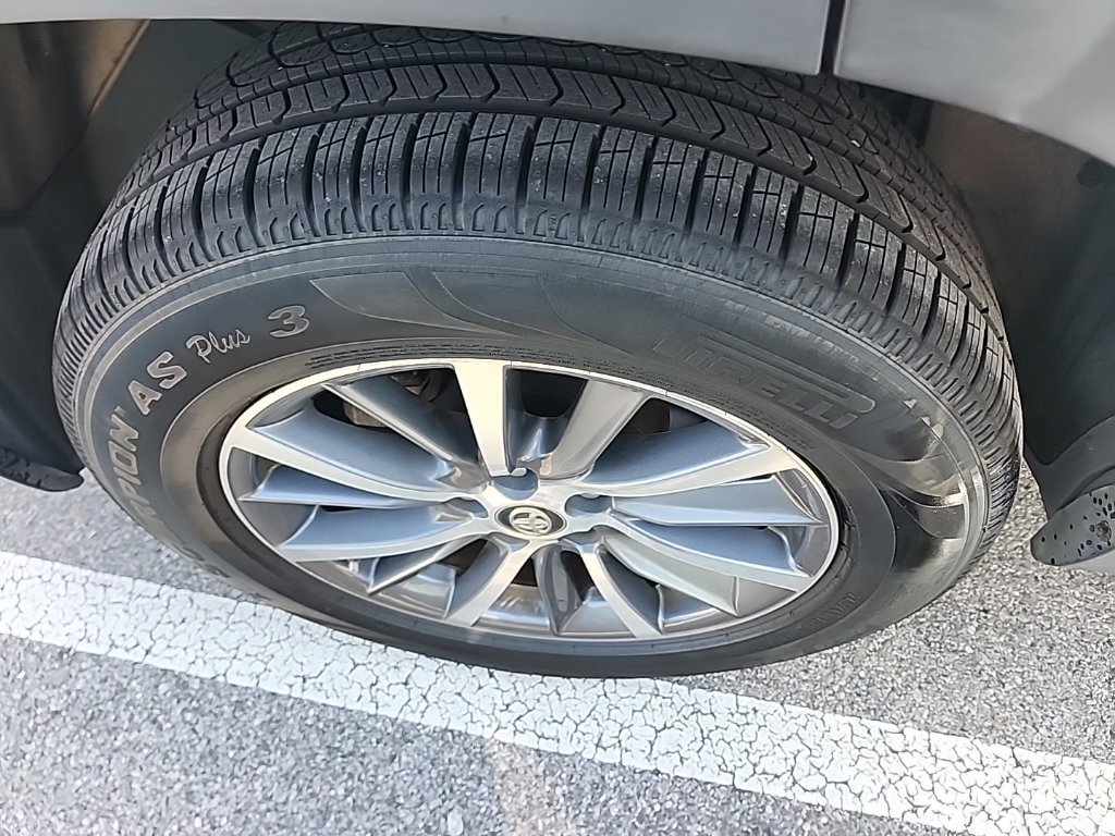 Used 2019 Toyota Highlander XLE FWD image 18
