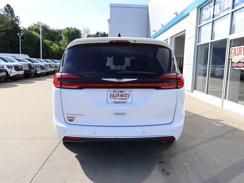 Used 2024 Chrysler Pacifica Touring-L FWD image 9