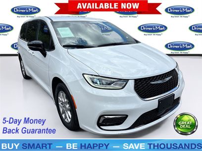 Used 2025 Chrysler Pacifica Select