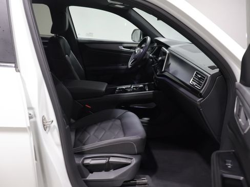 Used 2025 Volkswagen Atlas Cross Sport SE AWD/4WD image 23