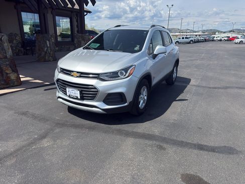 Used 2022 Chevrolet Trax LT w/ LT Convenience Package AWD/4WD image 2